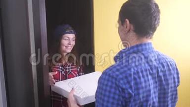披萨外卖概念。 女人给男人送了一盒披萨。 慢动作视频。 <strong>快餐</strong>概念<strong>快餐</strong>